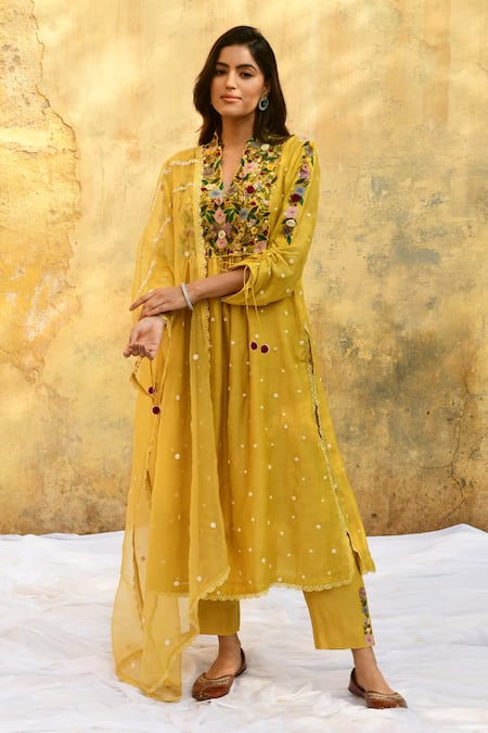 Label Niti Bothra_Yellow Silk Embroidery V-neck Floral Yoke Kurta And Pant Set _at_Aza_Fashions