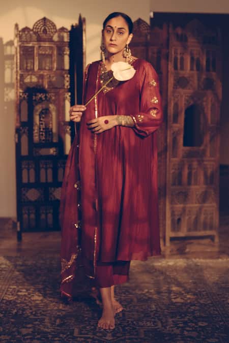 Sarang Kaur Maroon Organza Sequins, Beads Crystal Scallop Stole