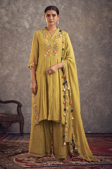 Hirika&Dhruti Floral Vine Embroidered Kurta Set 