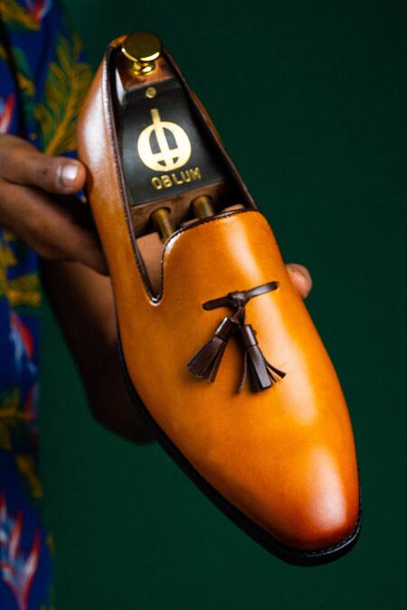 Buy_Oblum_Brown Handcrafted Tasseled Falaknuma Loafers_Online_at_Aza_Fashions