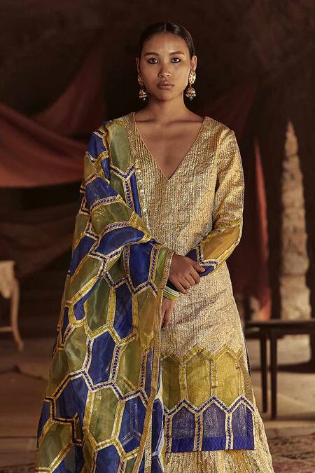 Itrh_Gold Lampi Textured Kurta Set_Online_at_Aza_Fashions