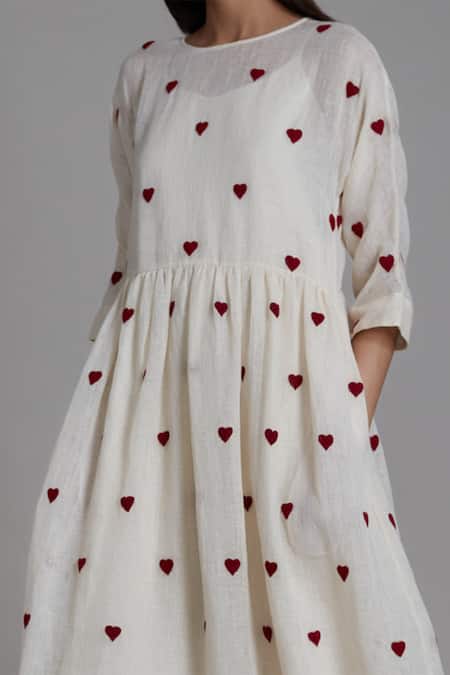 MATI_1 Off White Pure Linen Heart Motif Round Teen Patti Embroidered Tunic Online at Aza Fashions MATI_1_Off White Pure Linen Heart Motif Round Teen Patti Embroidered Tunic _Online_at_Aza_Fashions