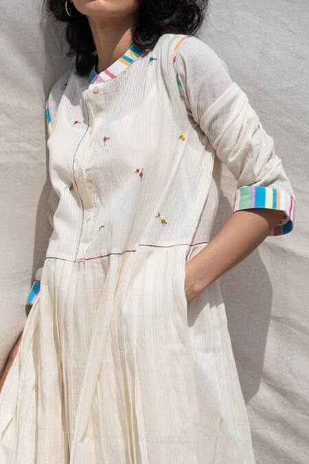 Buy Dhaari White 100% Cotton Handwoven Pleated Dress With Inner Online at Aza Fashions Buy_Dhaari_White 100% Cotton Handwoven Pleated Dress With Inner _Online_at_Aza_Fashions