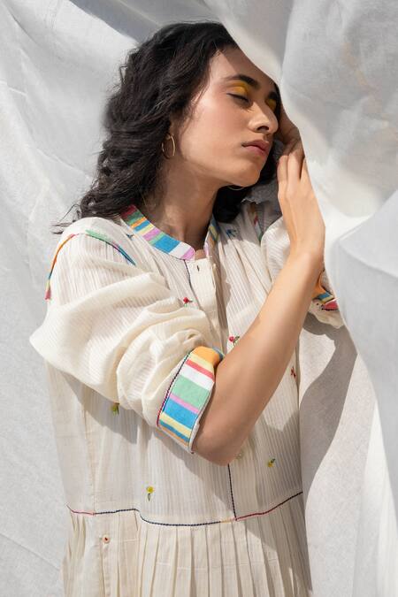 Shop Dhaari White 100% Cotton Handwoven Pleated Dress With Inner Online at Aza Fashions Shop_Dhaari_White 100% Cotton Handwoven Pleated Dress With Inner _Online_at_Aza_Fashions