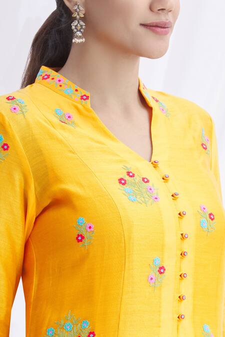Nachiket Barve_Yellow Chanderi Silk Mandarin Collar Kurta_at_Aza_Fashions