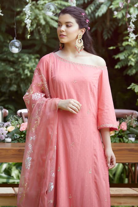 Mandira Wirk - Indian Peach Cotton Lurex Asymmetric Off Shoulder Layered Kurta With Dupatta Online at Aza Fashions Mandira Wirk - Indian_Peach Cotton Lurex Asymmetric Off Shoulder Layered Kurta With Dupatta _Online_at_Aza_Fashions