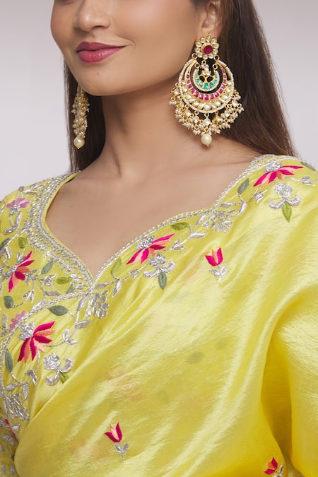 Surbhi Shah_Yellow Cora Silk Floral Motifs Leaf Neck Embroidered Saree With Blouse _at_Aza_Fashions