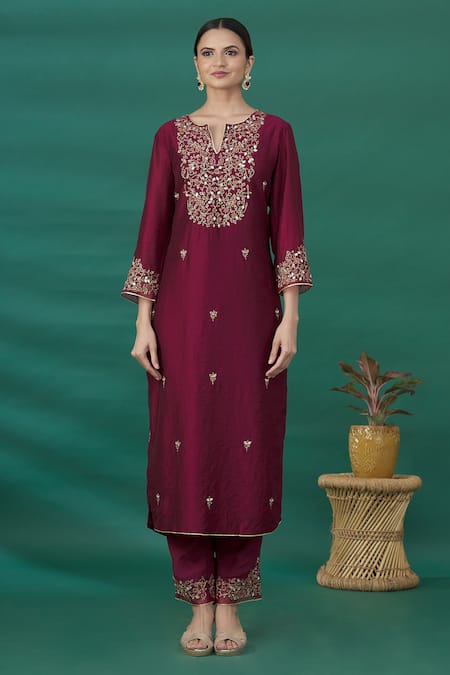 Asaga_Maroon Thread, Mirror And Beads Notched Embroidered Kurta Pant Set _Online_at_Aza_Fashions