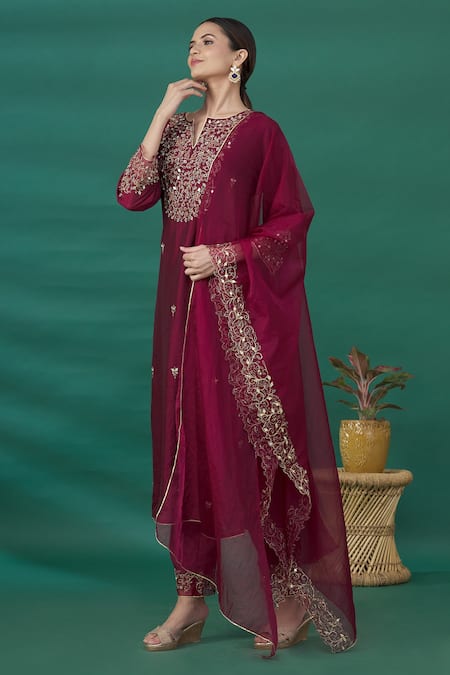 Buy_Asaga_Maroon Thread, Mirror And Beads Notched Embroidered Kurta Pant Set _Online_at_Aza_Fashions