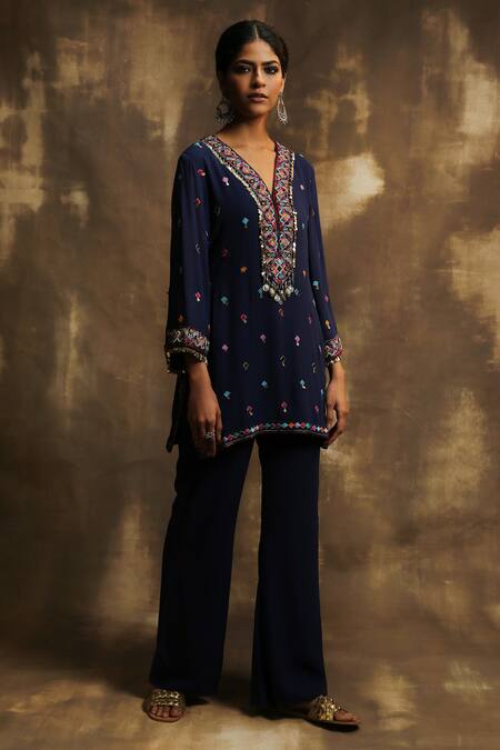 Karishma Khanduja Bareilly_Blue Georgette V Neck Embroidered Kurta Set _Online_at_Aza_Fashions