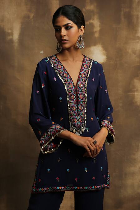 Buy_Karishma Khanduja Bareilly_Blue Georgette V Neck Embroidered Kurta Set _Online_at_Aza_Fashions