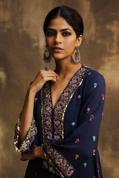 Shop_Karishma Khanduja Bareilly_Blue Georgette V Neck Embroidered Kurta Set _Online_at_Aza_Fashions