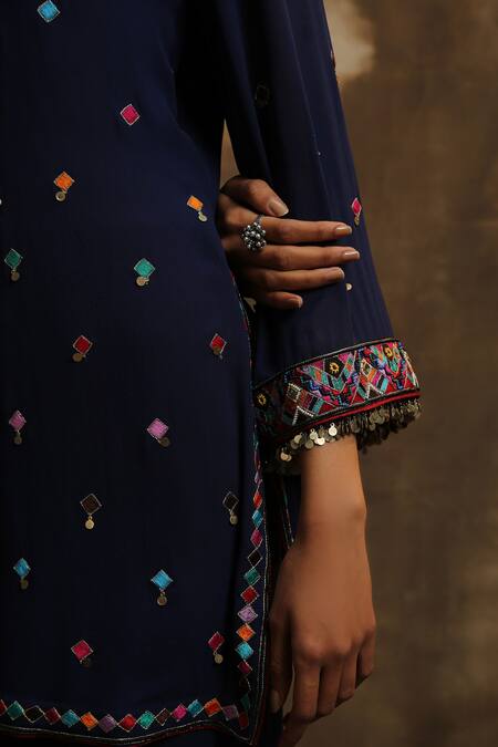 Karishma Khanduja Bareilly_Blue Georgette V Neck Embroidered Kurta Set _at_Aza_Fashions