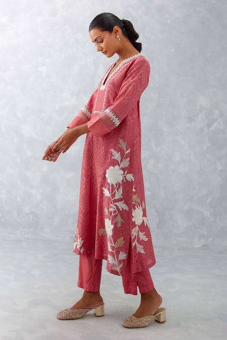 Buy_Devnaagri_Pink Silk Chanderi Embroidered Thread And Floral Pattern V Neck Straight Kurta Set _Online_at_Aza_Fashions
