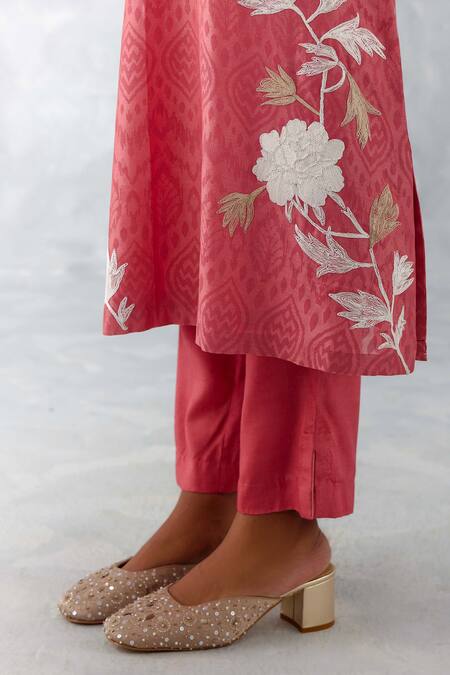 Buy_Devnaagri_Pink Silk Chanderi Embroidered Thread And Floral Pattern V Neck Straight Kurta Set 