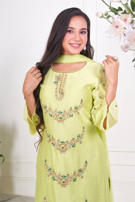 Geetika Jain Green Chanderi, Viscose, Organza Sequins, Cut 3d Flower Embroidered Kurta Set Online at Aza Fashions Geetika Jain_Green Chanderi, Viscose, Organza Sequins, Cut 3d Flower Embroidered Kurta Set_Online_at_Aza_Fashions