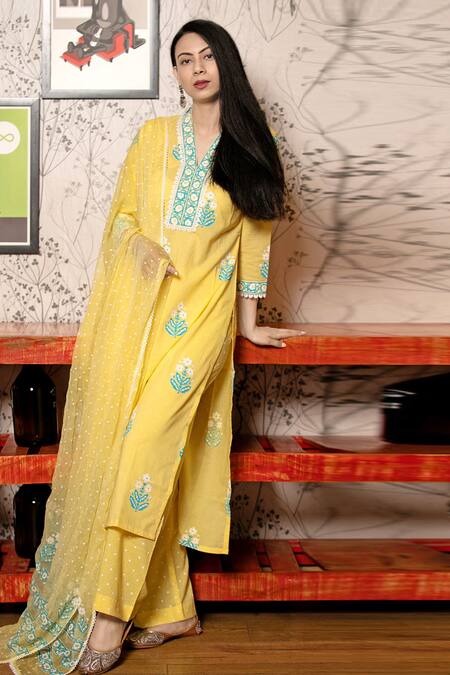 Abbaran_Yellow Cambric Dupatta Mulmul V Neck Hand Block Print Kurta Set _Online_at_Aza_Fashions