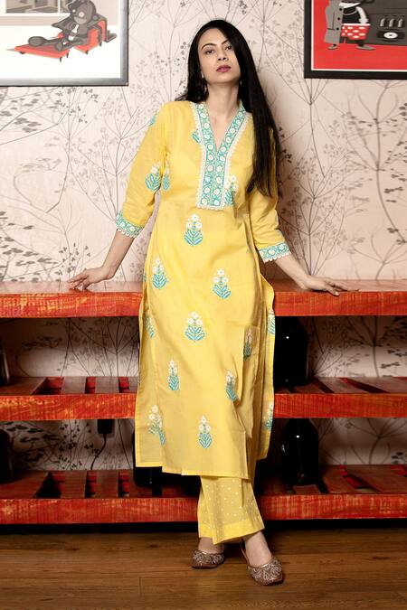 Buy_Abbaran_Yellow Cambric Dupatta Mulmul V Neck Hand Block Print Kurta Set _Online_at_Aza_Fashions