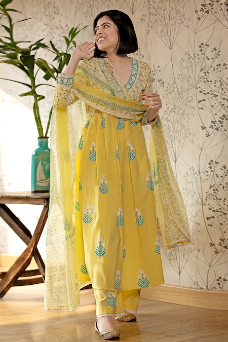 Abbaran Yellow Cotton Cambric Dupatta Chiffon V Flower Print Scalloped Trim Kurta Set 