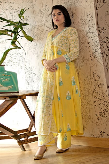 Abbaran_Yellow Cotton Cambric Dupatta Chiffon V Flower Print Scalloped Trim Kurta Set _Online_at_Aza_Fashions