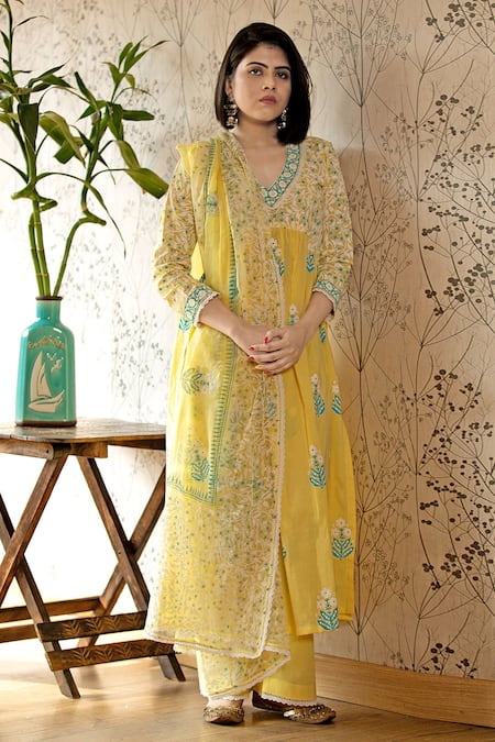 Buy_Abbaran_Yellow Cotton Cambric Dupatta Chiffon V Flower Print Scalloped Trim Kurta Set _Online_at_Aza_Fashions