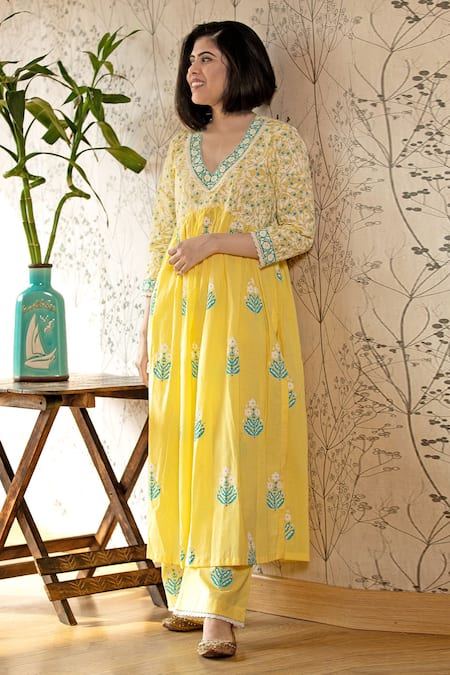 Shop_Abbaran_Yellow Cotton Cambric Dupatta Chiffon V Flower Print Scalloped Trim Kurta Set _Online_at_Aza_Fashions