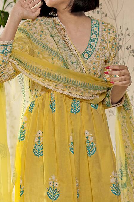Abbaran_Yellow Cotton Cambric Dupatta Chiffon V Flower Print Scalloped Trim Kurta Set _at_Aza_Fashions