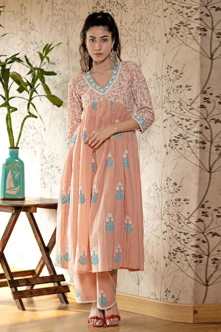 Buy_Abbaran_Pink Cotton Cambric Dupatta Chiffon V Neck Block Print Flared Kurta Set _Online_at_Aza_Fashions