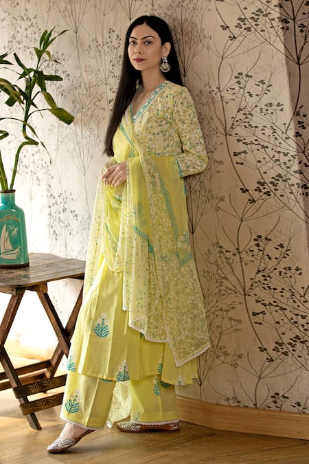 Buy_Abbaran_Yellow Cotton Cambric Dupatta Chiffon V Neck Floral Block Print Kurta Set _Online_at_Aza_Fashions