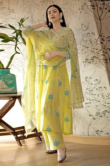 Abbaran_Yellow Cotton Cambric Dupatta Chiffon V Neck Floral Block Print Kurta Set _Online_at_Aza_Fashions
