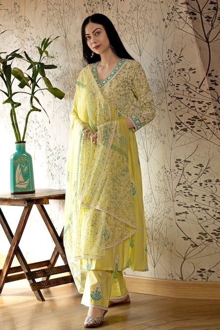 Shop_Abbaran_Yellow Cotton Cambric Dupatta Chiffon V Neck Floral Block Print Kurta Set _Online_at_Aza_Fashions