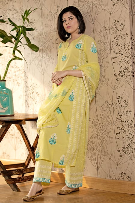 Shop_Abbaran_Yellow Cotton Cambric Dupatta Chiffon Round Hand Block Print Kurta Set _Online_at_Aza_Fashions