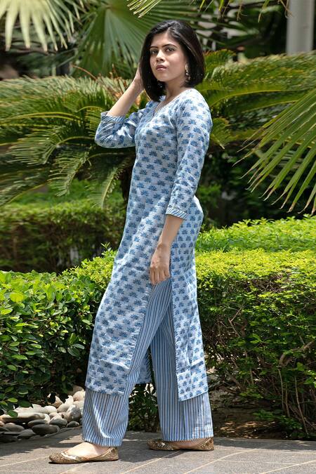 Shop_Abbaran_Blue Cotton Cambric Dupatta Mulmul V Neck Hand Block Print Kurta Set _Online_at_Aza_Fashions