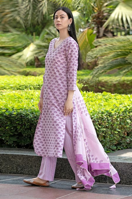 Shop_Abbaran_Purple Cotton Cambric Dupatta Mulmul V Neck Hand Block Print Kurta Set _Online_at_Aza_Fashions