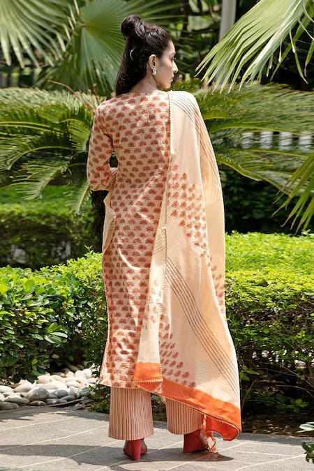 Shop Abbaran Orange Cotton Cambric Dupatta Mulmul V Neck Hand Block Print Kurta Set at Aza Fashions Shop_Abbaran_Orange Cotton Cambric Dupatta Mulmul V Neck Hand Block Print Kurta Set _at_Aza_Fashions