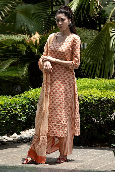 Shop Abbaran Orange Cotton Cambric Dupatta Mulmul V Neck Hand Block Print Kurta Set Online at Aza Fashions Shop_Abbaran_Orange Cotton Cambric Dupatta Mulmul V Neck Hand Block Print Kurta Set _Online_at_Aza_Fashions