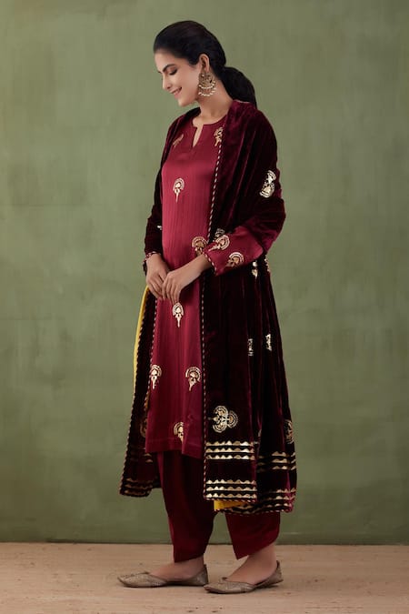Buy_Abbaran_Maroon Silk Velvet, Mashru Floral Notched Foil Print Kurta Set _Online_at_Aza_Fashions