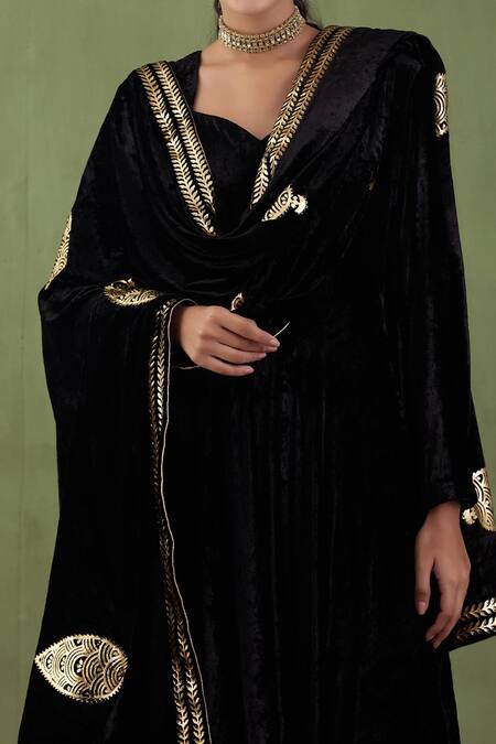 Buy_Abbaran_Black Silk Velvet Foil Print Shawl_Online_at_Aza_Fashions