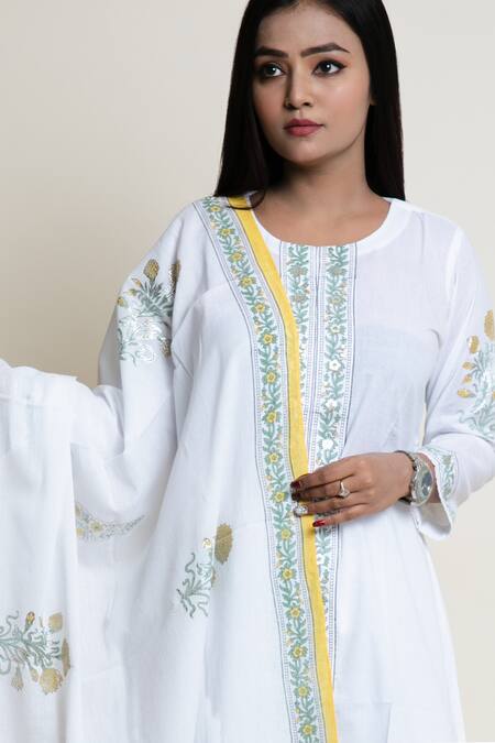 Shop Abbaran White Cotton Cambric, Mulmul Foil Print, Mughal Round Kurta Set Online at Aza Fashions Shop_Abbaran_White Cotton Cambric, Mulmul Foil Print, Mughal Round Kurta Set _Online_at_Aza_Fashions