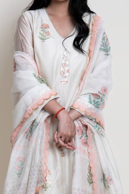 Buy_Abbaran_White Chanderi, Cotton Cambric Block , Foil V Neck Kurta Set _Online_at_Aza_Fashions