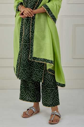 Musal Green Chanderi, Cotton Embroidery Bandeau Neck Dark Bandhani Print Kurta Set at Aza Fashions Musal_Green Chanderi, Cotton Embroidery Bandeau Neck Dark Bandhani Print Kurta Set _at_Aza_Fashions