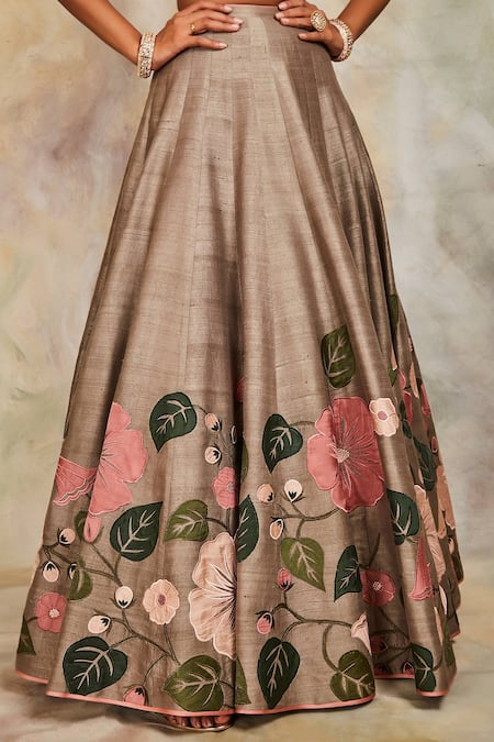 Sue Mue Green Raw Silk And Organza Scoop Neck Embroidered Lehenga Set at Aza Fashions Sue Mue_Green Raw Silk And Organza Scoop Neck Embroidered Lehenga Set _at_Aza_Fashions