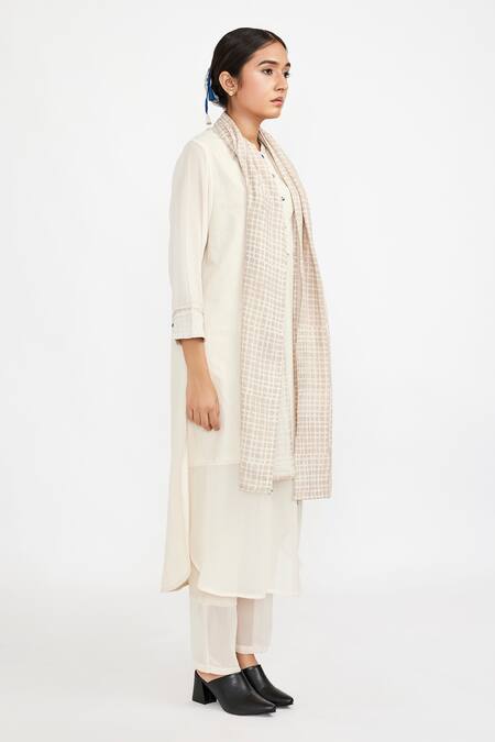 JAYATI GOENKA White Cotton Mandarin Collar A-line Kurta Set With Checkered Print Stole Online at Aza Fashions JAYATI GOENKA_White Cotton Mandarin Collar A-line Kurta Set With Checkered Print Stole _Online_at_Aza_Fashions
