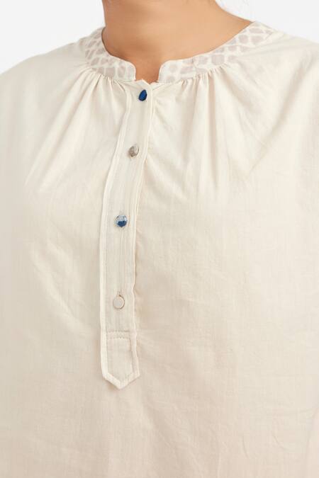 Shop JAYATI GOENKA White Cotton Mandarin Collar A-line Kurta Set With Checkered Print Stole Online at Aza Fashions Shop_JAYATI GOENKA_White Cotton Mandarin Collar A-line Kurta Set With Checkered Print Stole _Online_at_Aza_Fashions