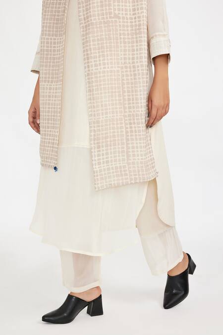 JAYATI GOENKA White Cotton Mandarin Collar A-line Kurta Set With Checkered Print Stole at Aza Fashions JAYATI GOENKA_White Cotton Mandarin Collar A-line Kurta Set With Checkered Print Stole _at_Aza_Fashions