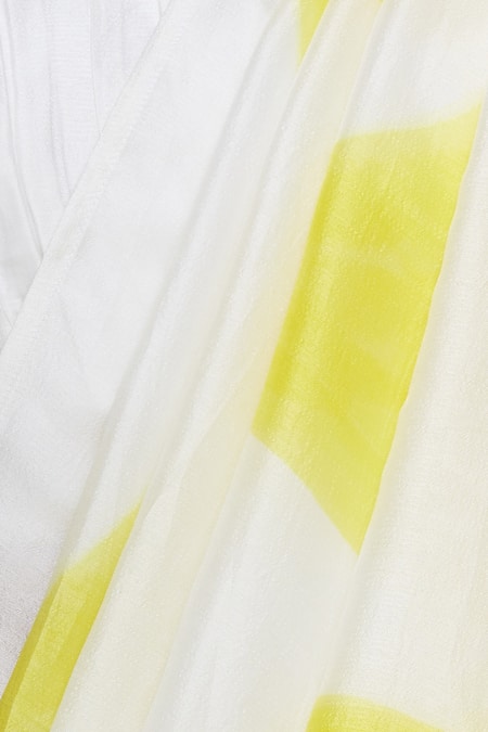 Vedika M White Silk Circle Printed Saree at Aza Fashions Vedika M_White Silk Circle Printed Saree _at_Aza_Fashions