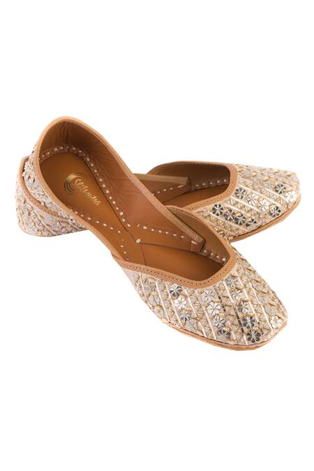 Shilpsutra hand-embroidered-juttis 