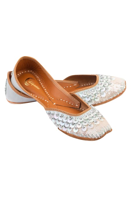 Shilpsutra hand-embroidered-juttis 