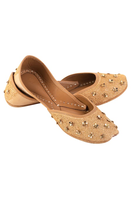 Shilpsutra hand-embroidered-juttis 