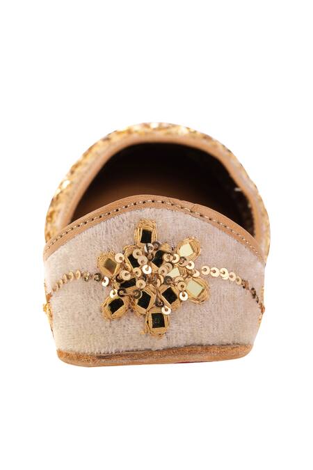 Shilpsutra_Gold Mirro-sequin-embroidered-juttis _Online_at_Aza_Fashions